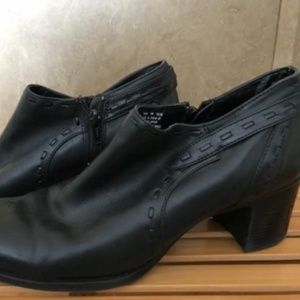 Clarks Women's Ankle Booties Size 9 EUC